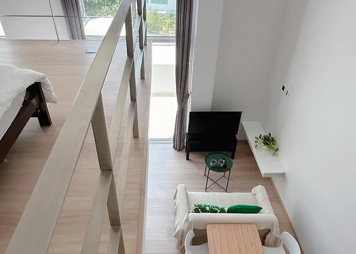 Komfort Duplex Skylight Bts Ratchayothin * 曼谷